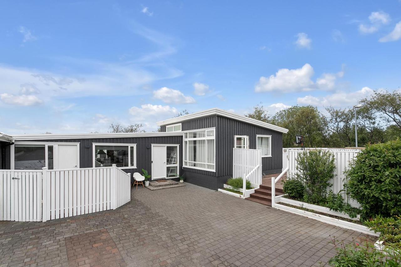 House - Villa With Garden And Hot Tub, 2 Min From Reykjavik Garthabaer Luaran gambar