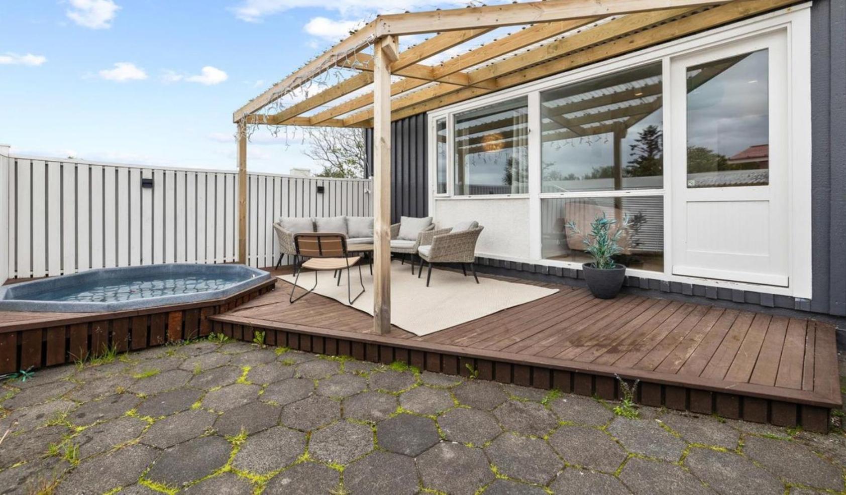 House - Villa With Garden And Hot Tub, 2 Min From Reykjavik Garthabaer Luaran gambar
